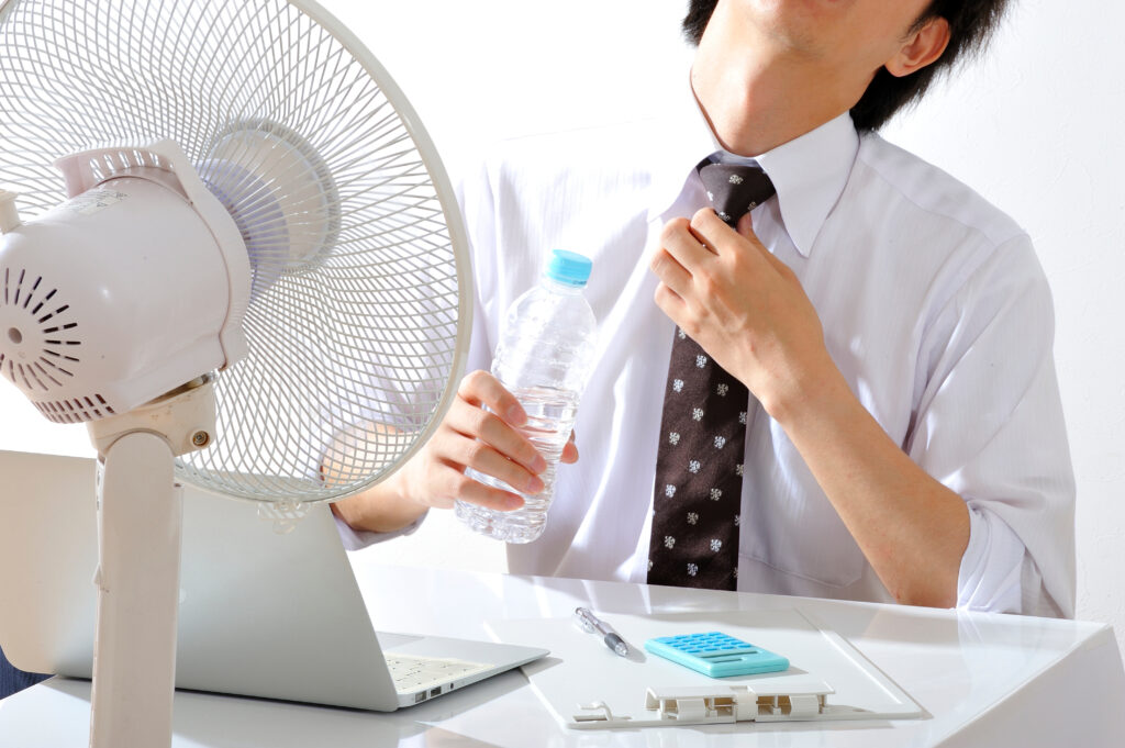 職場が暑いときに試したい6つの対策！ 問題点や原因も解説