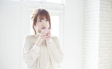 水を飲む女性