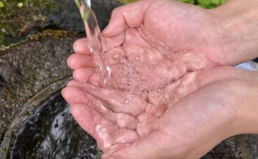 手で水をすくっている画像
