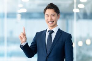 人差し指を立てる男性