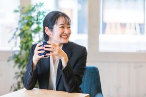 コーヒーを飲むビジネスウーマン