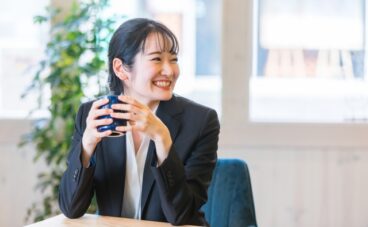 コーヒーを飲むビジネスウーマン