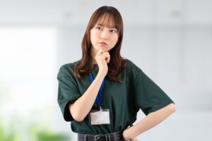 怪しむ女性