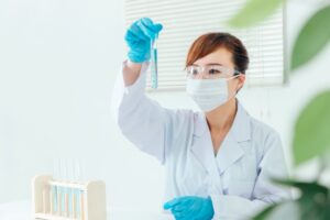 研究している女性