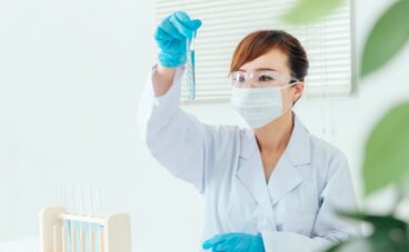 研究している女性
